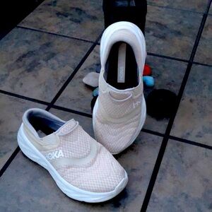 HOKA SNEAKER CREAM COLOR, slip on, size 8! Gently used!! Size 8 Wide!